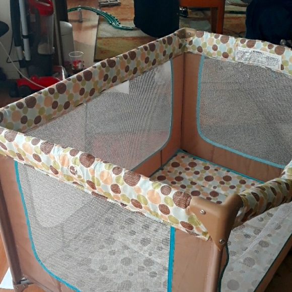 Pack and play - Picture 1 of 4